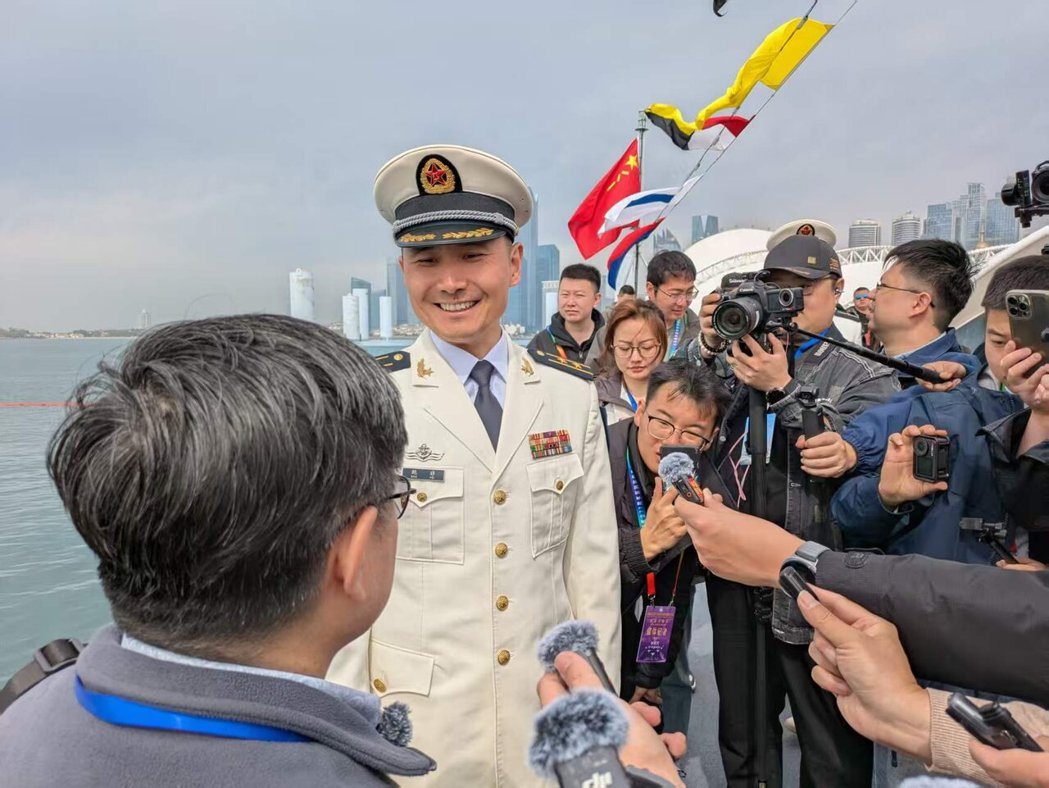 一名需依赖电动轮椅出行的外籍残障女士,在广交会穿戴上一款中国大陆研发的外骨骼智能... 一名需依赖电动轮椅出行的外籍残障女士,在广交会穿戴上一款中国大陆研发的外骨骼智能...