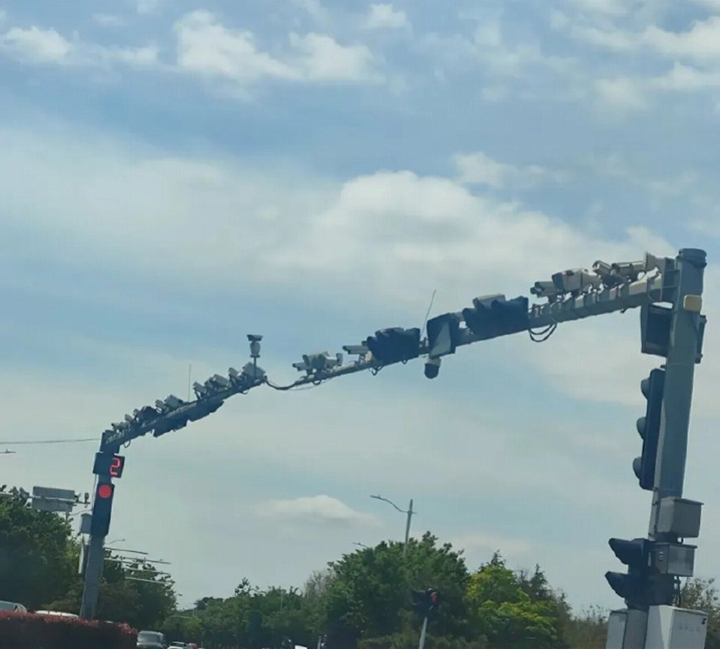 青岛市城阳区一处路口监控立杆密集设置,多组监控摄影设备与补光灯集中排列,引发大陆... 青岛市城阳区一处路口监控立杆密集设置,多组监控摄影设备与补光灯集中排列,引发大陆...