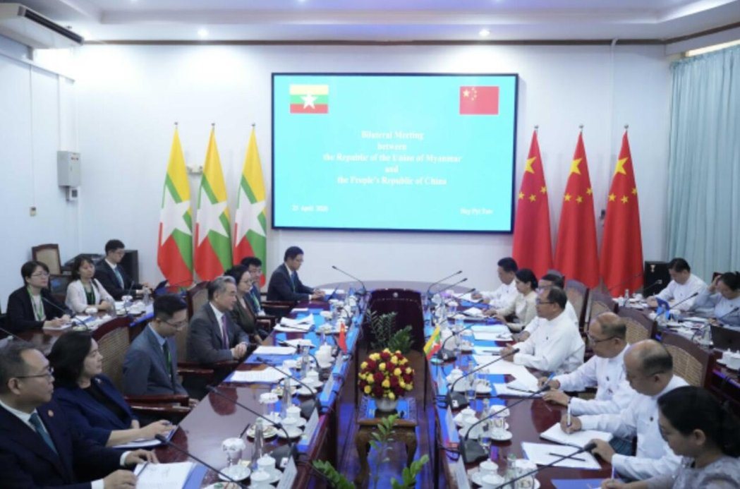 大陆外交部长王毅4月25日在奈比多与缅甸外长丁貌瑞举行会谈。图/取自大陆外交部网... 大陆外交部长王毅4月25日在奈比多与缅甸外长丁貌瑞举行会谈。图/取自大陆外交部网...