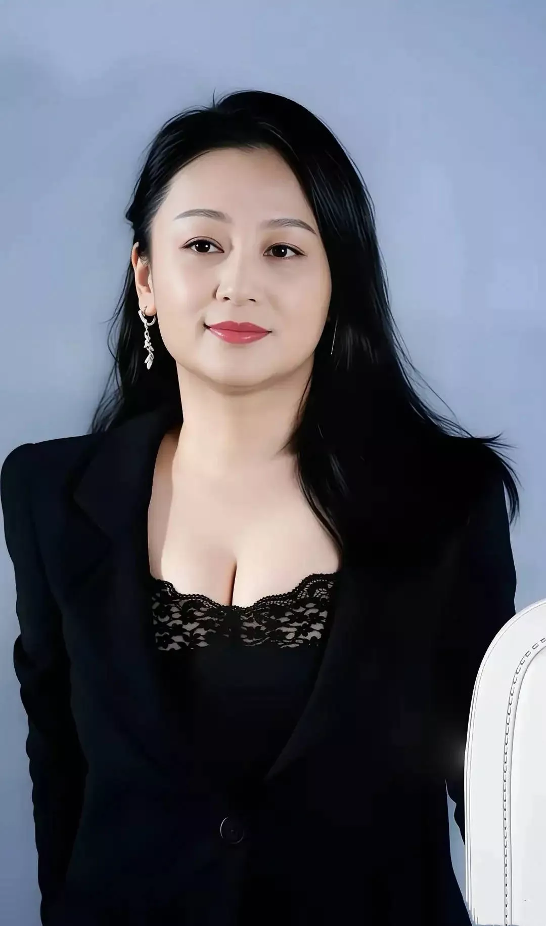 陈凯歌眼光真绝！58岁陈红穿微透上衣身材丰腴