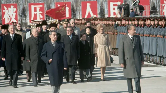 1972年,美国总统尼克逊访问中国,首站是北京机场,他在中国总理周恩来的陪同下检阅了中国人民解放军仪仗队。