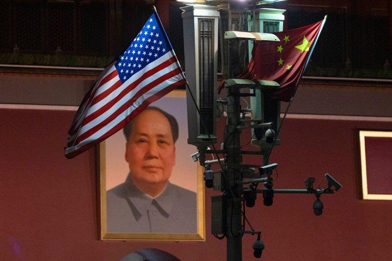 川普13日抵达北京时,天安门城楼上的毛泽东肖像旁,中国与美国国旗同时飘扬。 (美联... 川普13日抵达北京时,天安门城楼上的毛泽东肖像旁,中国与美国国旗同时飘扬。 (美联...