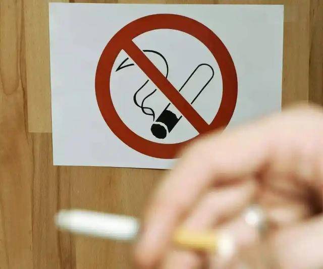 绿皮车现防毒面具？控烟小仙女夸张行径遭群嘲