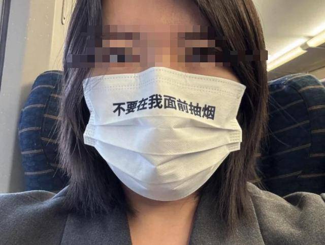 绿皮车现防毒面具？控烟小仙女夸张行径遭群嘲