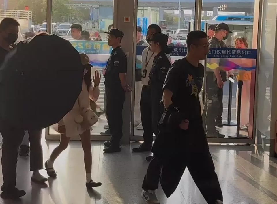 周杰伦一家离开温州，女儿海瑟薇现身机场