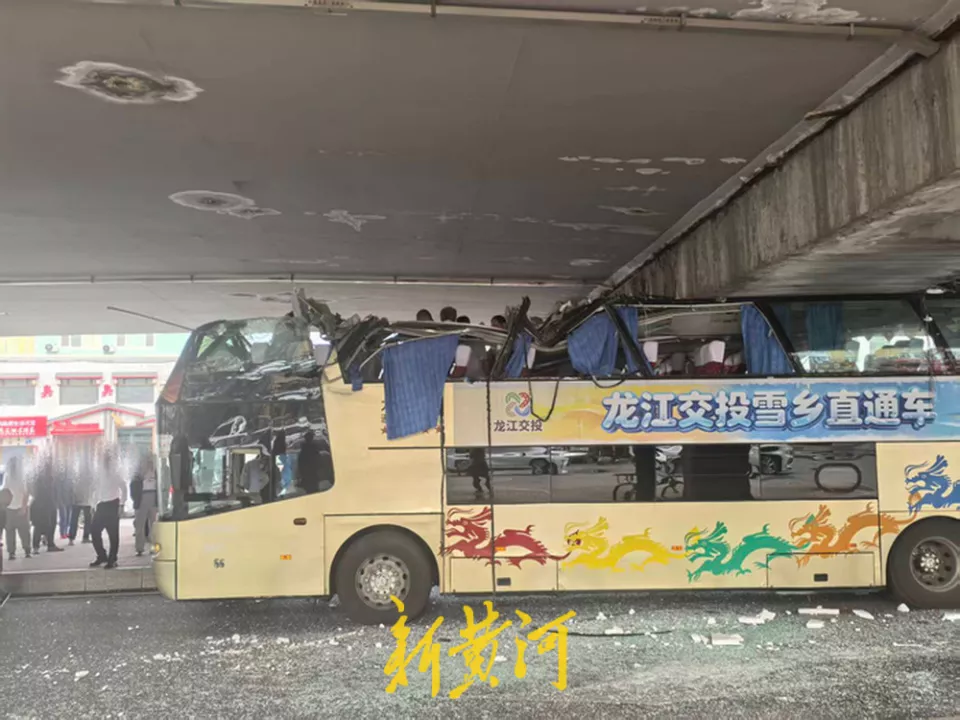 司机失误 哈尔滨层巴士被高架桥“削顶” 有乘客受伤