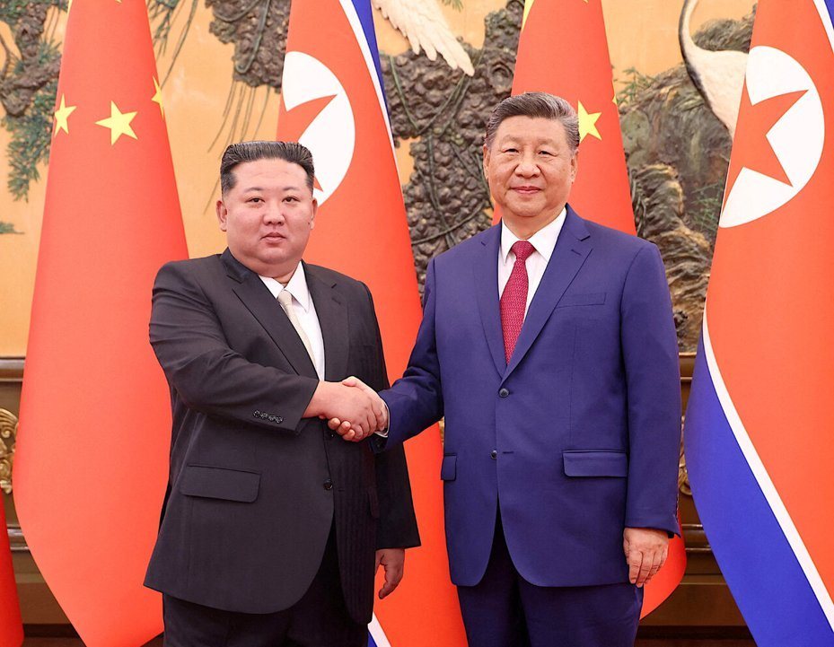 去年9月北韓領袖金正恩(左)訪中,中國大陸國家主席習近平(右)在北京人民大會堂接待。 路透