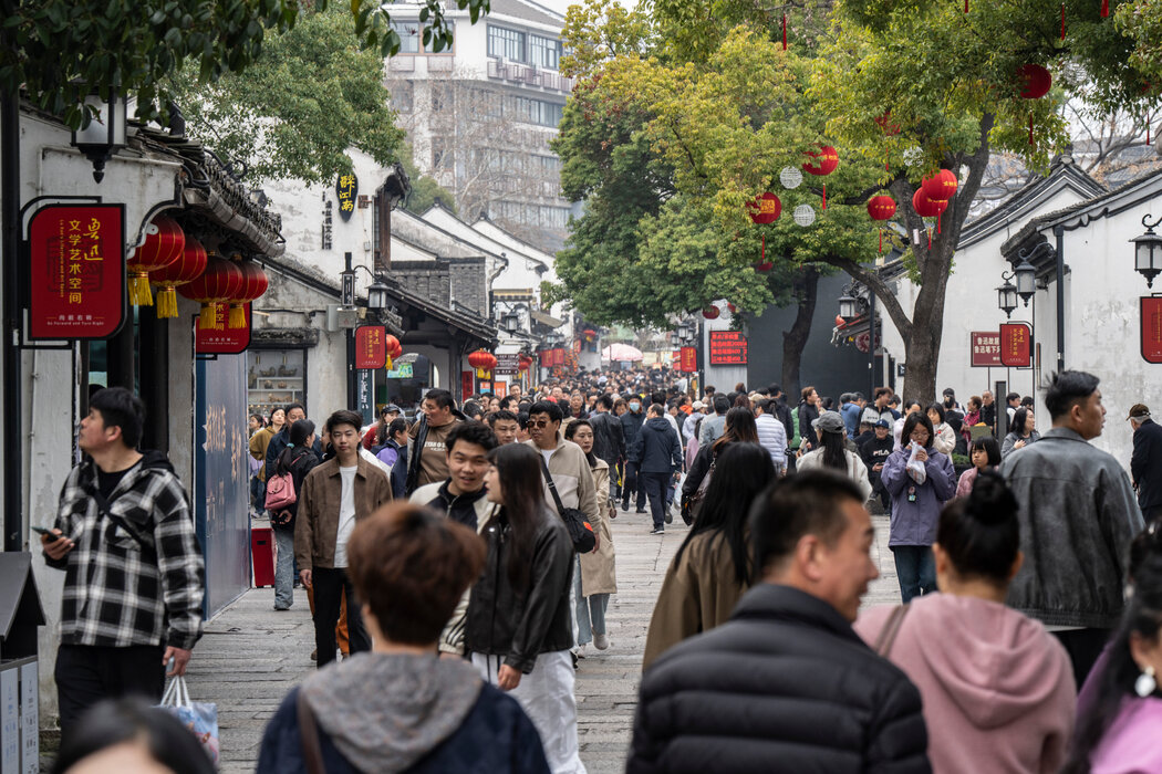 在中国,家庭大部分储蓄都放在房产上,四分之一的城市家庭拥有两套或以上住房。