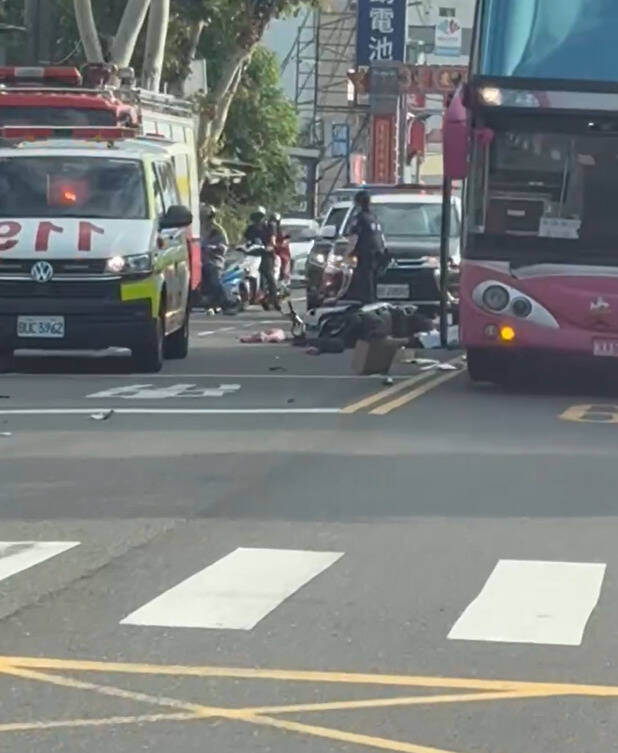 台南女警郑咏心骑摩托车在安南区遭追撞倒地,不幸被一旁经过的游览车辗毙。 (民众提供)