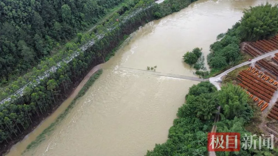 河池皮卡坠河10人遇难:车快通过桥面时出事