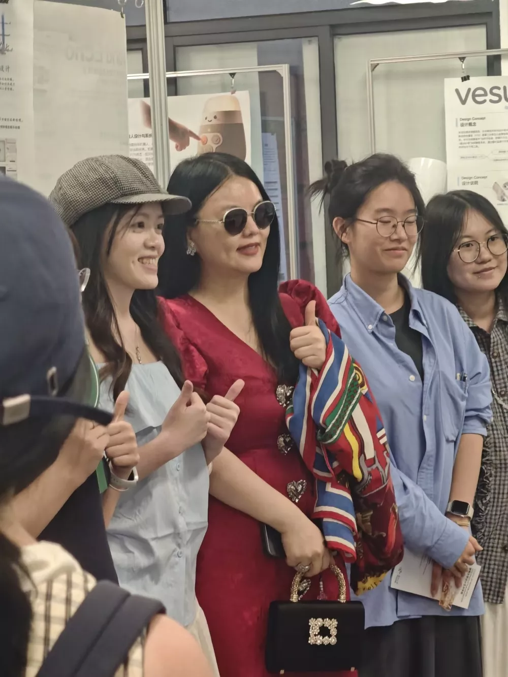 50岁李湘现身湖南大学看毕业展,身材暴瘦变化大
