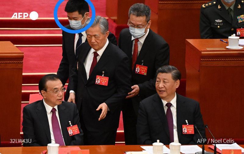 前总统马英九陷入「失智疑云」,引发社会高度关注。 尽管家属周美青与马以南发布声明,盼其安享晚年,但马英九随后亲自录影并写下声明澄清,直接反击家属说法。 此事件在PTT引发热议,网友纷纷联想2022年中共前总书记胡锦涛在20大被架离的惊悚画面,质疑马英九恐面临「被迫失智」的政治操作。 (图/翻摄自X平台 @fangshimin)