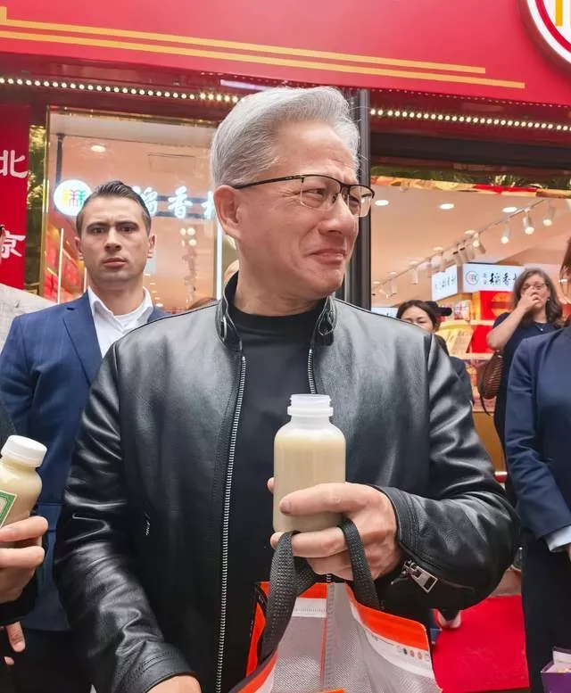 黄仁勋与家人台湾聚餐！爸爸与哥哥都秃顶
