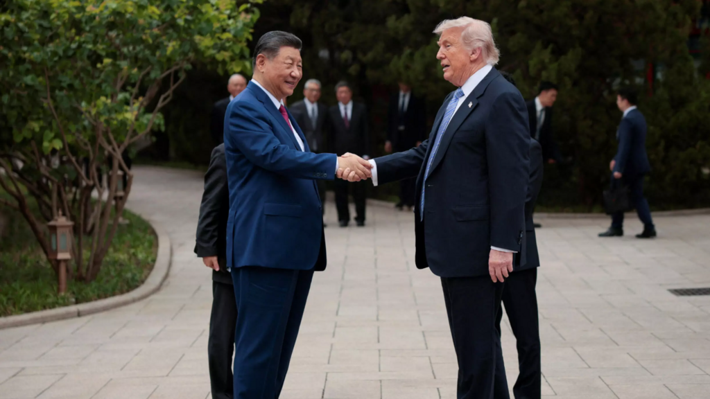 2026年5月15日,美国总统特朗普在北京中南海花园参观结束后离开时与中国国家主席习近平交谈。 2026年5月15日,美国总统特朗普在北京中南海花园参观结束后离开时与中国国家主席习近平交谈。