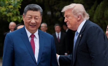 中国国家主席习近平(左)15日在北京中南海,陪同到访的美国总统川普(右)参观。路透