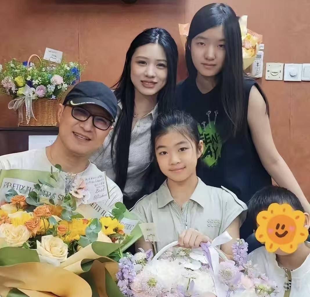 章子怡女儿参与钢琴演出,汪峰带三个孩子前去助阵