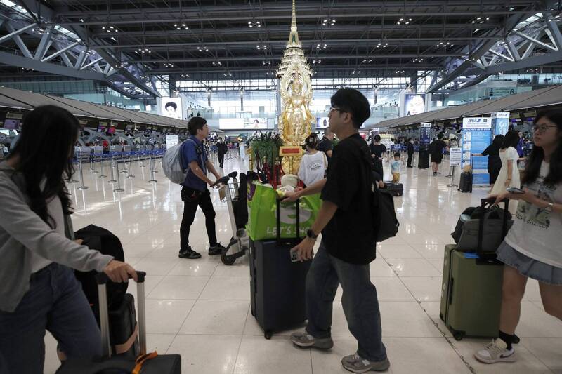 泰国政府取消60天观光免签证措施,泰媒报导指出,大部分国家都将回归原先的30天免签停留额度,而台湾便是其中之一。图为素万那普机场。(欧新社) 泰国政府取消60天观光免签证措施,泰媒报导指出,大部分国家都将回归原先的30天免签停留额度,而台湾便是其中之一。图为素万那普机场。(欧新社)