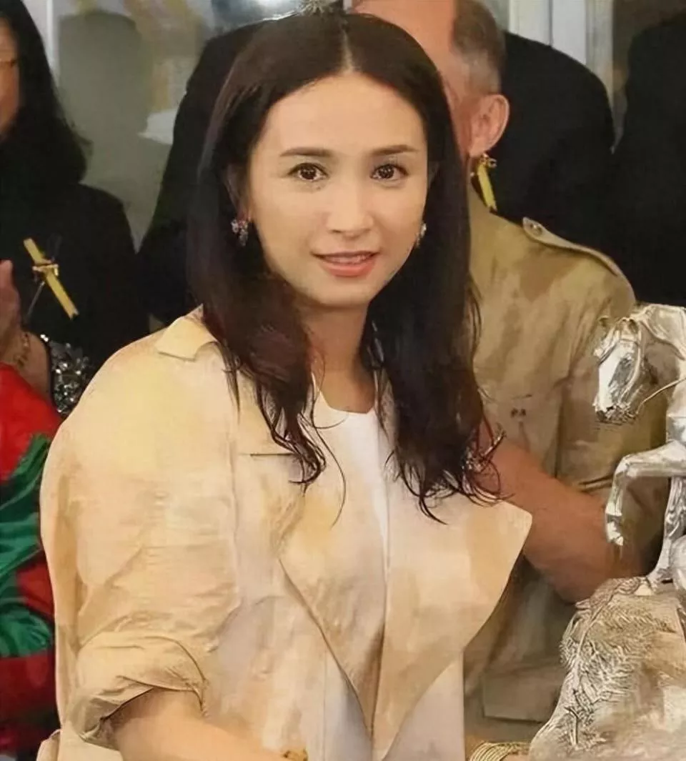被百亿富豪独宠30年,如今住进香港8层别墅