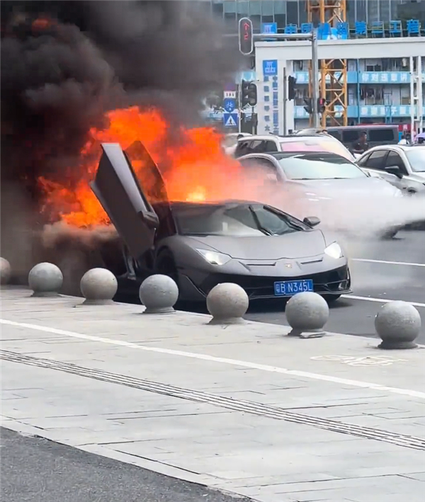 24 日下午约4 时,广州天河区金穗路隧道附近、W 酒店旁路段发生一起超跑起火事故。 图:翻摄自快科技