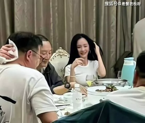 杨幂早年素颜陪大佬吃饭,青涩模样竟藏着顶级社交密码!