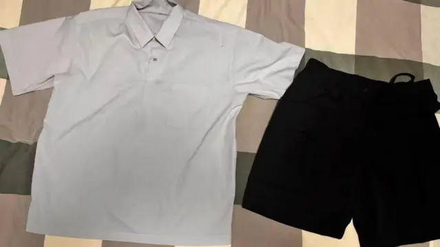 床单上铺着一条短裤和一件衬衫