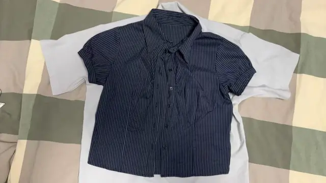 两件衣服被平铺在床上