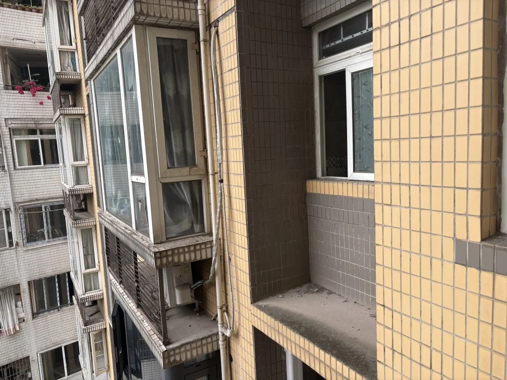 代夫从厕所的窗户,翻身到悬空的空调板上。