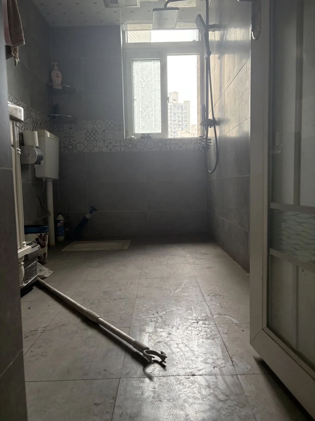 许虹说,事发时,孙某就是持着厕所地上的叉衣棍追打代夫。