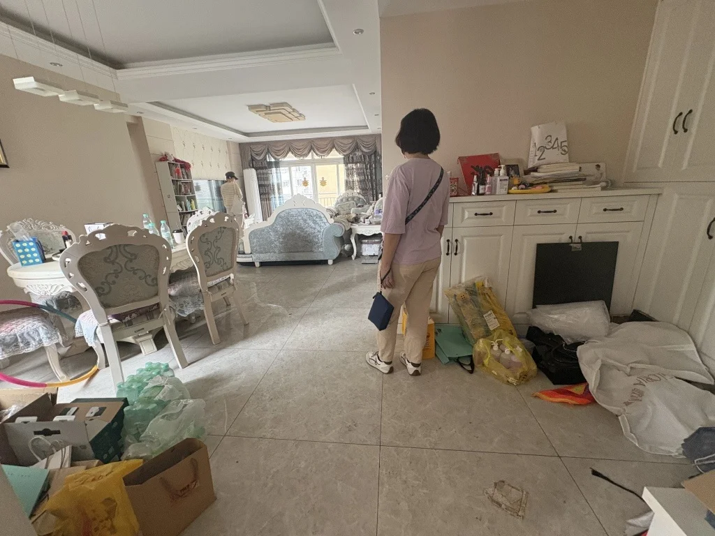 代夫去世后,家中保持着事发当天的凌乱,其母亲和女儿在外租房居住。