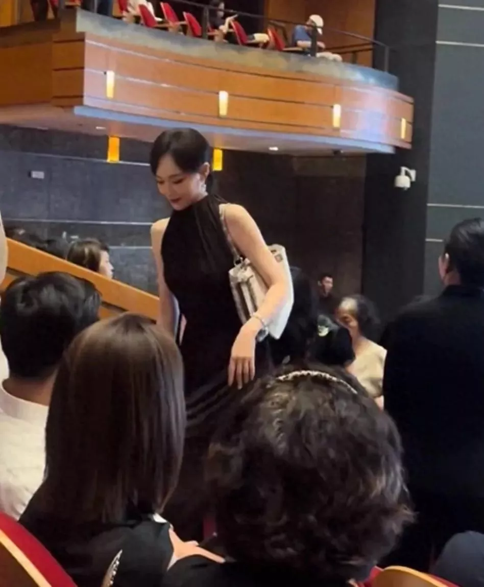 唐嫣参加女儿幼儿园活动,一身黑裙优雅漂亮