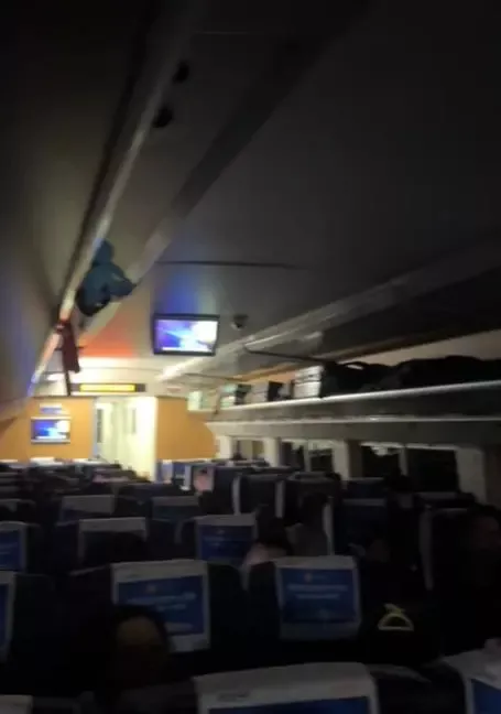 D1804次列车受电弓遭异物击打,困隧道内超2小时
