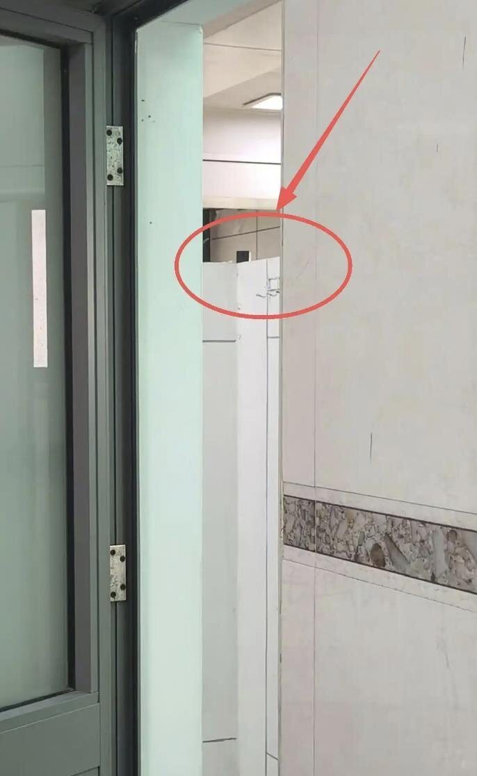 上海政法学院近日爆出偷拍事件,有学生在自习室女厕外发现藏有摄影镜头的黑色装置。图... 上海政法学院近日爆出偷拍事件,有学生在自习室女厕外发现藏有摄影镜头的黑色装置。图...