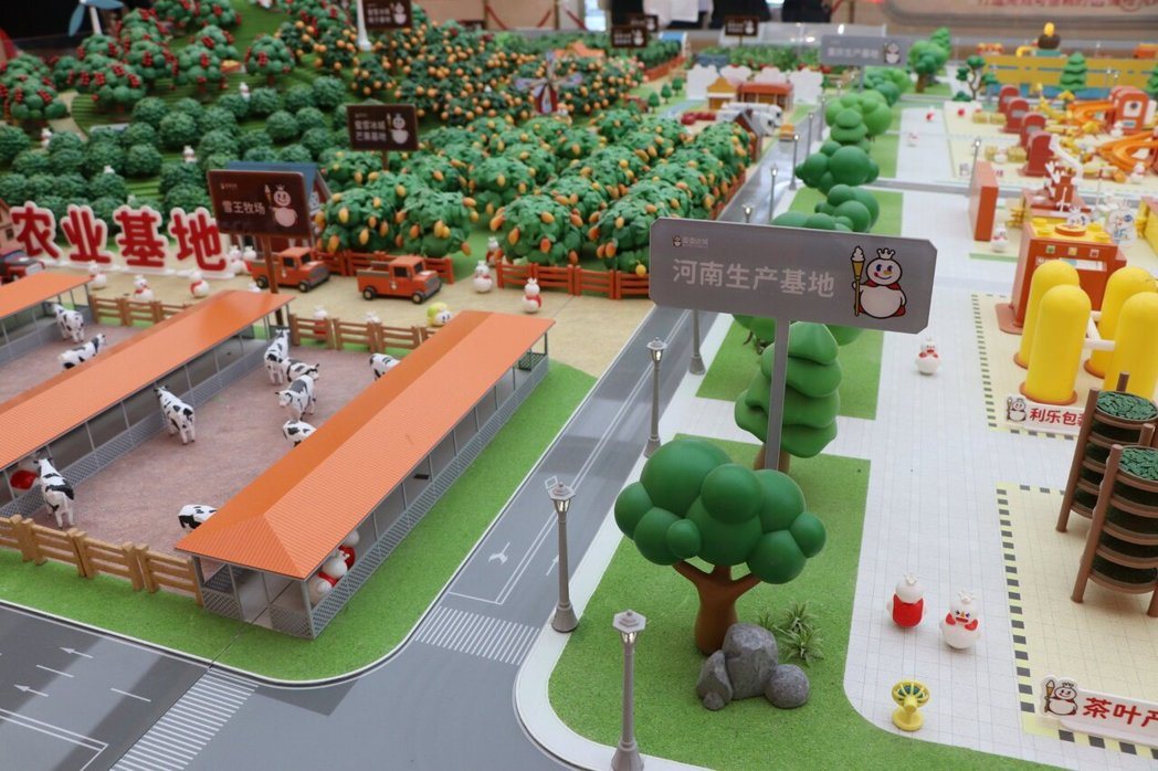 蜜雪冰城在农业生产基地附近建厂进行加工,目前共有5大生产基地,位于河南、海南、广... 蜜雪冰城在农业生产基地附近建厂进行加工,目前共有5大生产基地,位于河南、海南、广...