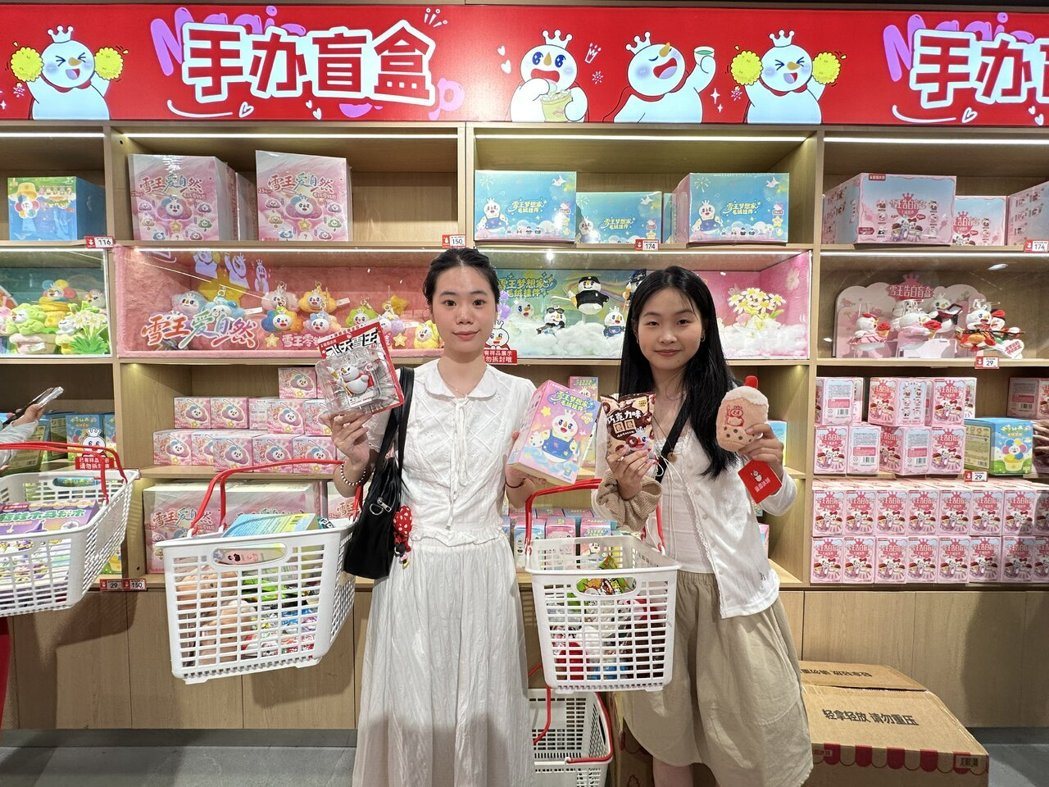 「雪王」是蜜雪冰城在2018年推出的吉祥物,一组年轻女客人认为「雪王」很可爱,对... 「雪王」是蜜雪冰城在2018年推出的吉祥物,一组年轻女客人认为「雪王」很可爱,对...