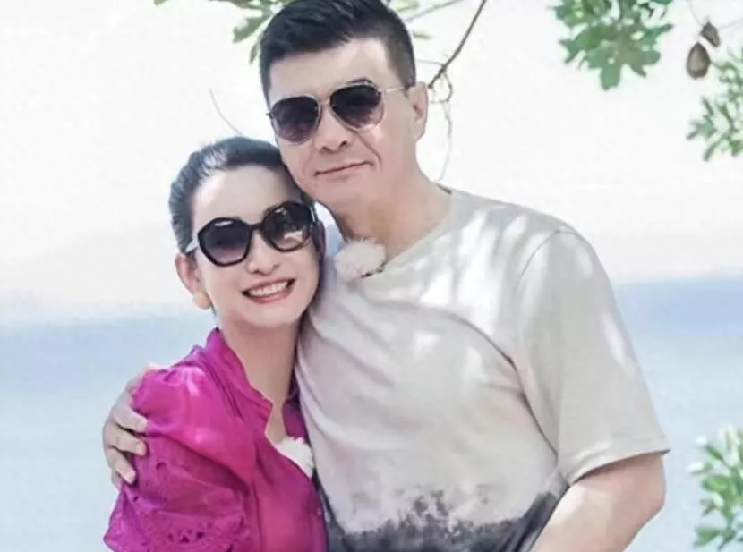 她用10年捧红丈夫,丈夫却转身迎娶秦海璐,如今与儿子相依为命