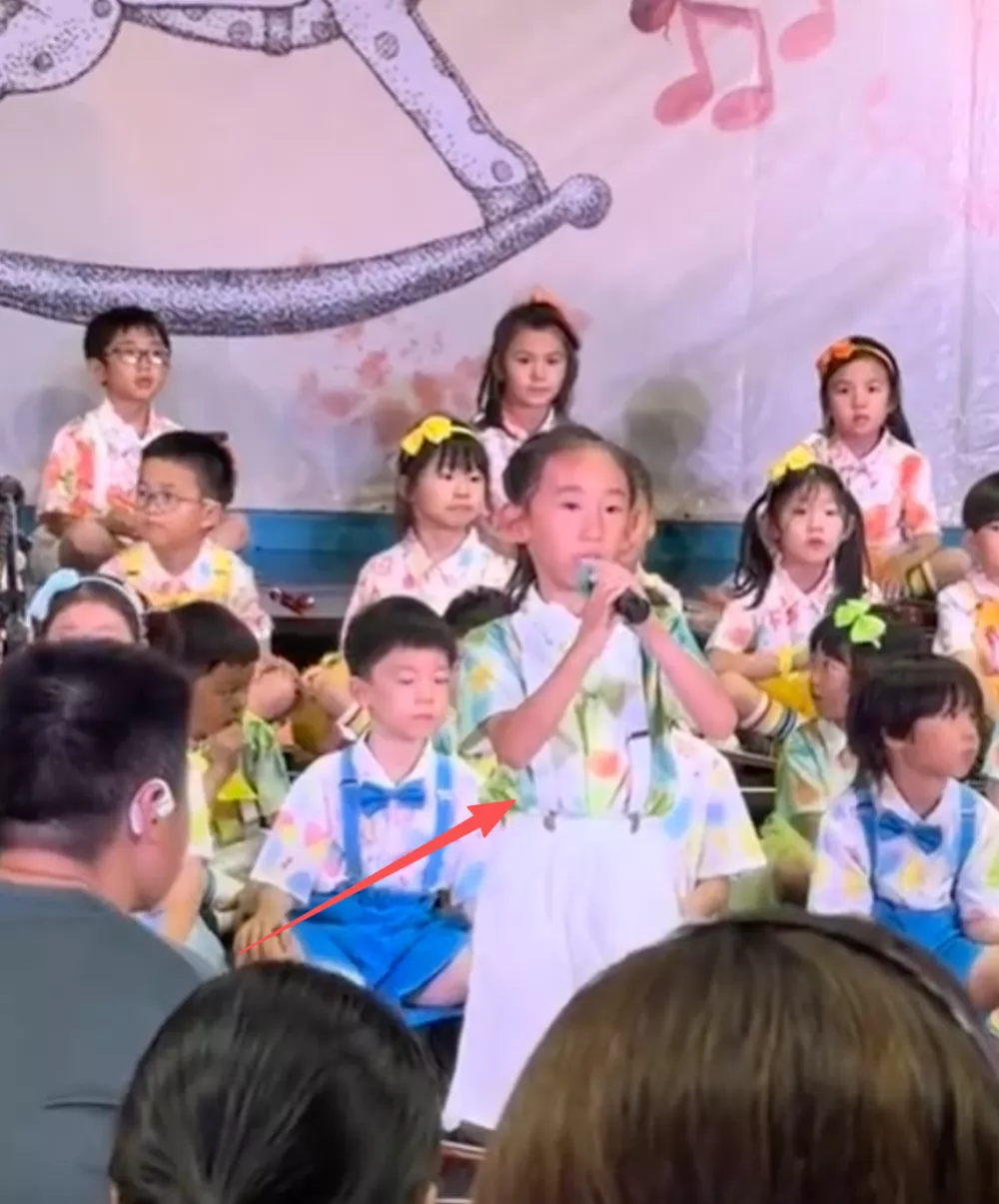 陈小春幼子Hoho 幼儿园毕业典礼,全家合影曝光