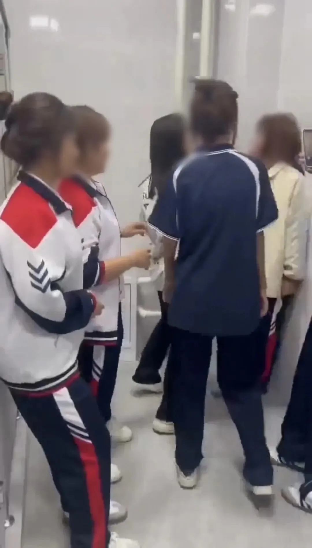 女生校内厕所遭霸凌，连同两名施暴者一并被开除