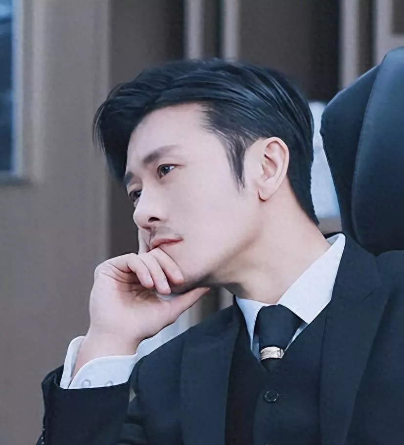 亲妈是导演,干妈是导演,20年都捧不红他