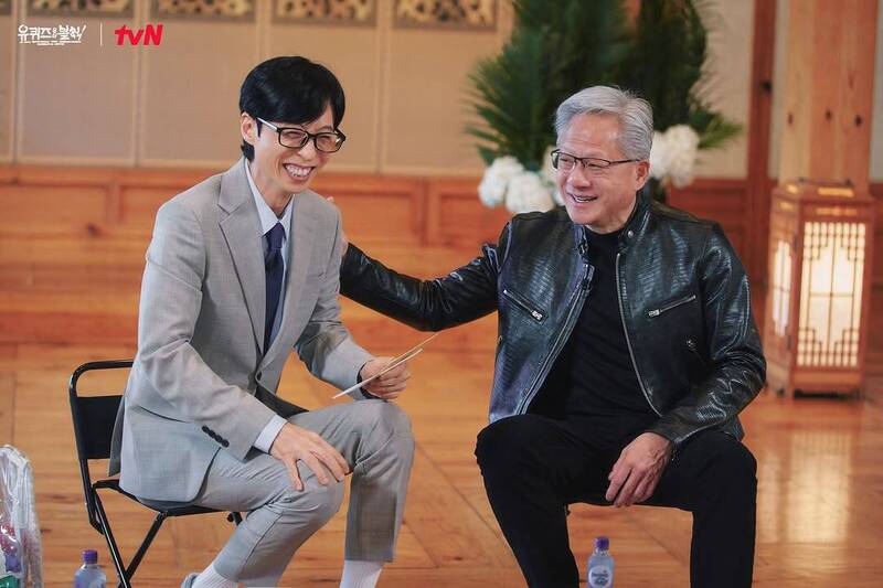 辉达执行长黄仁勋接受南韩国民主持人刘在锡采访。（图撷自「youquizontheblock」IG）
