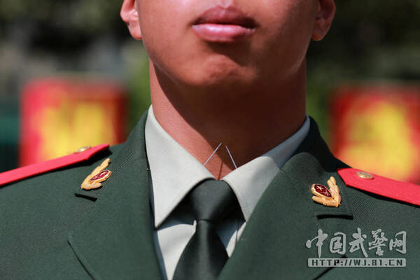 《中国武警》曾晒出相关照片指，武警国旗护卫队训练时会在领口扎针，确保下颚的高度，及矫正脖子的姿势。（取自《中国武警》）