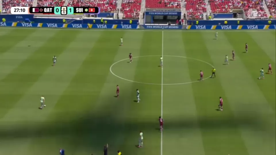 客机低空飞越世界杯赛场，飞行高度仅约2000英尺
