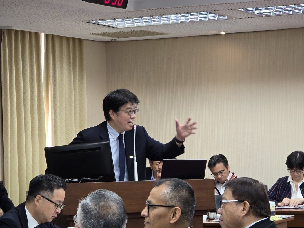陆委会主委邱垂正回应国民党立委王鸿薇质询。记者陈湘瑾／摄影