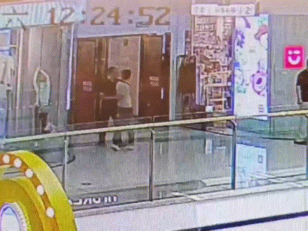 男子尾随多名女性探裙摆下方 休假军人将其擒拿