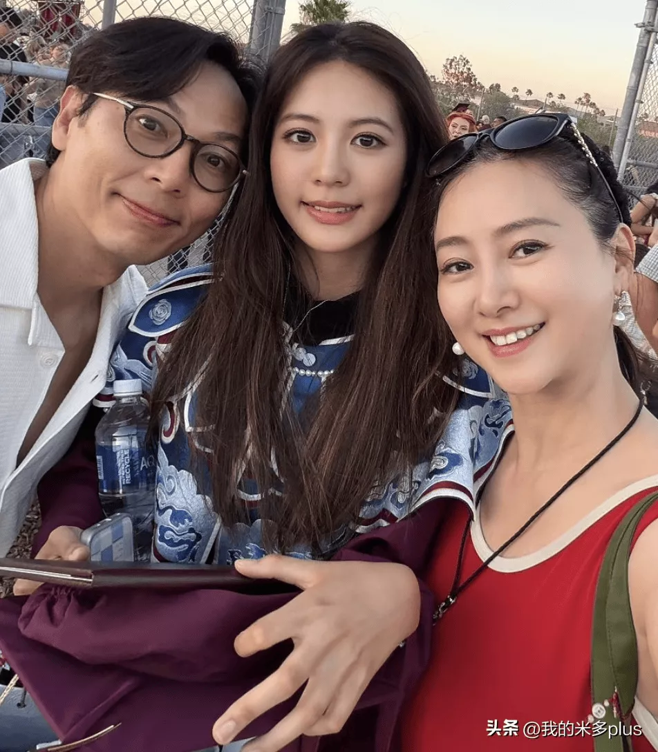 翁虹陪女儿赴美毕业典礼，非遗云肩成亮点