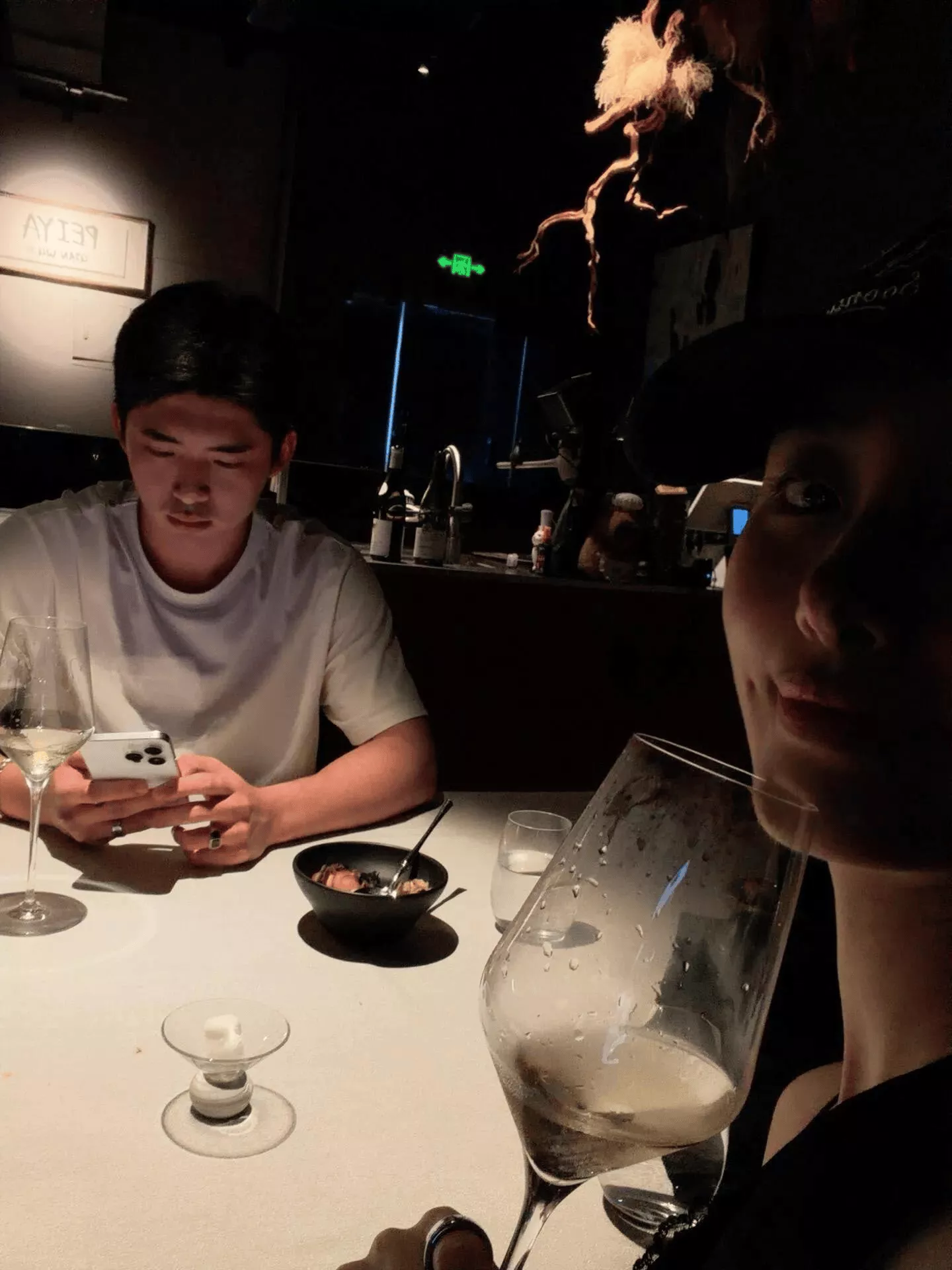 杨采钰罕见秀恩爱，晒和富三代老公约会自拍