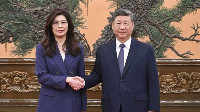 国民党主席郑丽文大赞习近平手掌柔软得像是云朵，也说是成功人士手相。 （图/国民党提供）