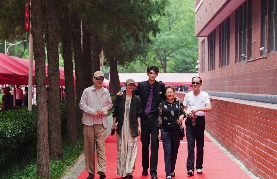 陈建斌蒋勤勤出席儿子高中毕业典礼,学霸儿子身高190