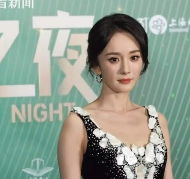 杨幂出席白玉兰提名晚宴！一袭黑色镶钻长裙 自带大女主气场