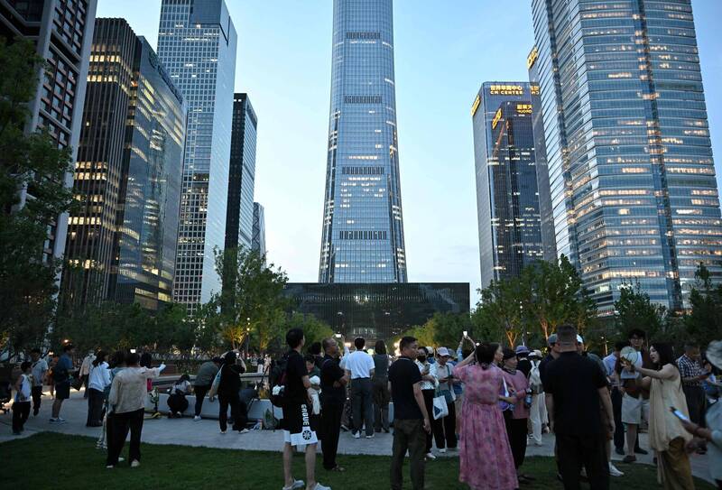 一架轻航机26日撞击北京中信大厦（Citic Tower），许多民众聚集在附近。 （法新社）