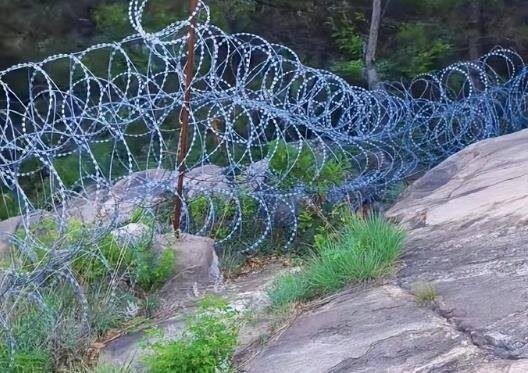 泰山景區設135公里刀片網防驢友闖入，引發爭議。視頻截圖